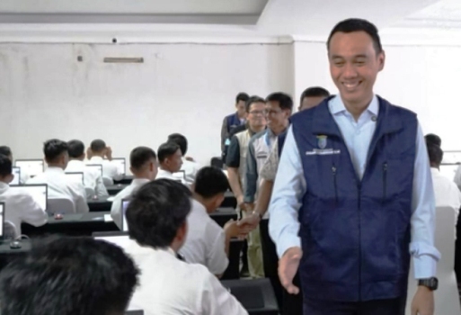 Bupati OKI, Muchendi Mahzareki, saat meninjau pelaksanaan seleksi P3K tahap II yang berlangsung di Gedung Golden Sriwijaya, Palembang, pada hari Sabtu, tanggal 10 Mei 2025. (BEKISARMEDIA.ID/SIKUMBANG)