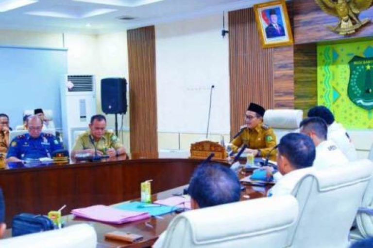 Wakil Bupati (Wabup) Kabupaten Musi Banyuasin, Rohman, secara resmi membuka Musyawarah Cabang (Muscab) Luar Biasa Dewan Pimpinan Cabang (DPC) Asosiasi Pemerintah Desa Seluruh Indonesia (APDESI) Kabupaten Muba Tahun 2025. (BEKISARMEDIA.ID/SIKUMBANG)