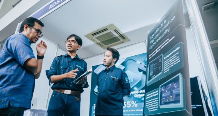 Menteri Komunikasi dan Digital (Wamenkomdigi) Republik Indonesia, Nezar Patria, saat menghadiri Talkshow ArkavX di Kampus Ganesha Institut Teknologi Bandung (ITB), Bandung, pada hari Minggu, tanggal 4 Mei 2025. (foto : komdigi.go.id)