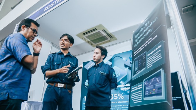 Menteri Komunikasi dan Digital (Wamenkomdigi) Republik Indonesia, Nezar Patria, saat menghadiri Talkshow ArkavX di Kampus Ganesha Institut Teknologi Bandung (ITB), Bandung, pada hari Minggu, tanggal 4 Mei 2025. (foto : komdigi.go.id)