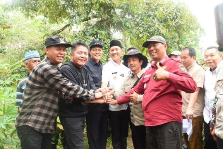 Gubernur Provinsi Sumatera Selatan (Sumsel), Herman Deru, turun langsung meninjau ruas jalan penghubung antara Desa Talang Nangka di Kabupaten Muara Enim, dengan Desa Pandan di Kabupaten Penukal Abab Lematang Ilir (PALI), pada hari Selasa, tanggal 13 Mei 2025. (BEKISARMEDIA.ID/SIKUMBANG)