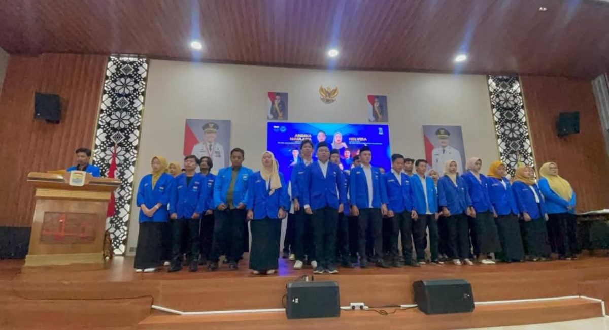 Pengurus PMII UIN Raden Fatah Palembang saat dilantik di Rumah Dinas Wali Kota Palembang.
