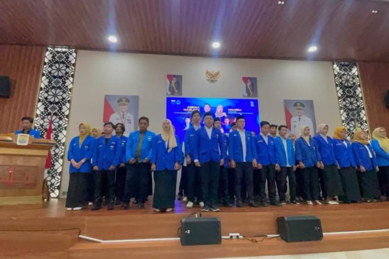 Pengurus PMII UIN Raden Fatah Palembang saat dilantik di Rumah Dinas Wali Kota Palembang.