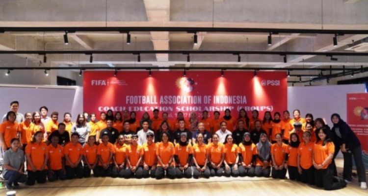 Dunia sepak bola wanita Indonesia mencatat sejarah baru. Untuk pertama kalinya, Coach Education Scholarship (Group) D Licence resmi digelar di Indonesia. (BEKISARMEDIA.ID/TRI)
