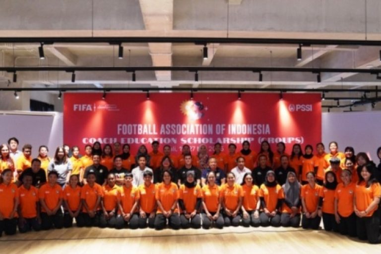 Dunia sepak bola wanita Indonesia mencatat sejarah baru. Untuk pertama kalinya, Coach Education Scholarship (Group) D Licence resmi digelar di Indonesia. (BEKISARMEDIA.ID/TRI)