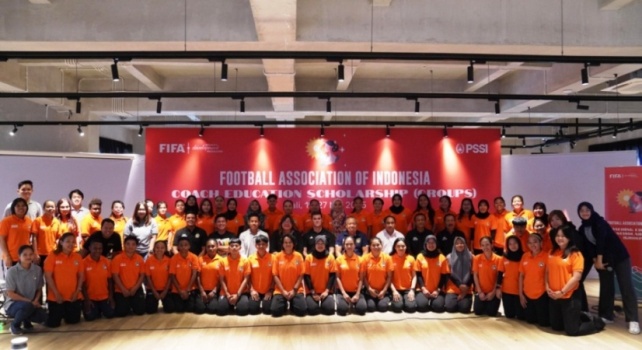Dunia sepak bola wanita Indonesia mencatat sejarah baru. Untuk pertama kalinya, Coach Education Scholarship (Group) D Licence resmi digelar di Indonesia. (BEKISARMEDIA.ID/TRI)