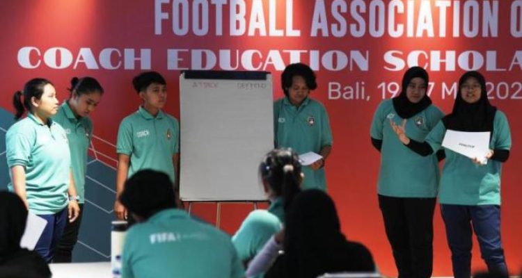 Sebanyak 48 pelatih perempuan dari berbagai daerah di Indonesia, resmi menuntaskan program Coach Education Scholarships (Groups) Lisensi D yang digelar oleh PSSI bekerja sama dengan FIFA. (BEKISARMEDIA.ID/PSSI.ORG)