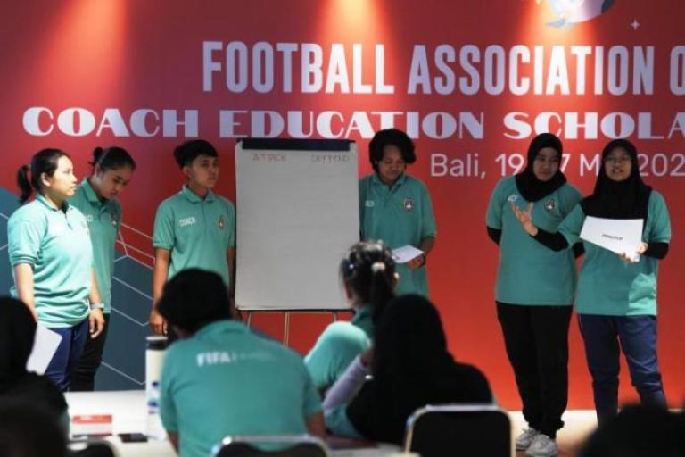 Sebanyak 48 pelatih perempuan dari berbagai daerah di Indonesia, resmi menuntaskan program Coach Education Scholarships (Groups) Lisensi D yang digelar oleh PSSI bekerja sama dengan FIFA. (BEKISARMEDIA.ID/PSSI.ORG)