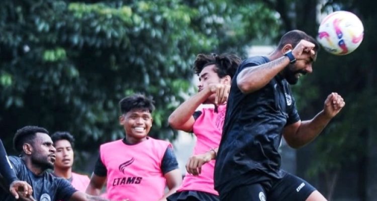 Pemain Arema FC sedang melakukan latihan. (foto : ligaindonesiabaru.com)