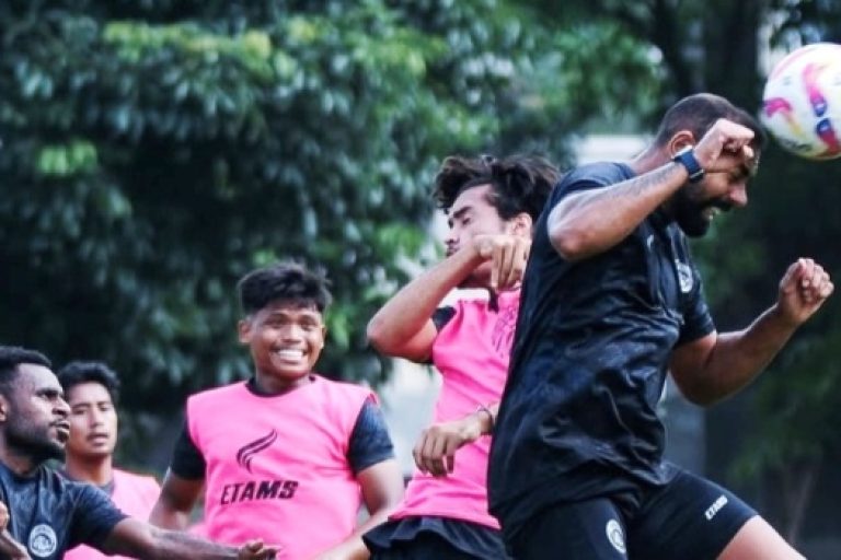 Pemain Arema FC sedang melakukan latihan. (foto : ligaindonesiabaru.com)
