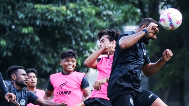 Pemain Arema FC sedang melakukan latihan. (foto : ligaindonesiabaru.com)