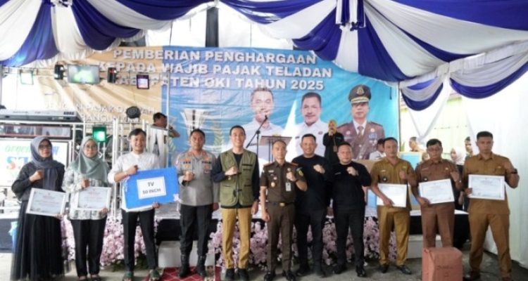 Pemerintah Kabupaten (Pemkab) Ogan Komering Ilir (OKI) memberikan penghargaan kepada enam wajib pajak teladan dalam acara Pemberian Penghargaan Wajib Pajak Teladan Kabupaten OKI Tahun 2025, yang digelar di Rumah Makan Dapur Ma’e, pada hari Senin, tanggal 19 Mei 2025. (BEKISARMEDIA.ID/SIKUMBANG)
