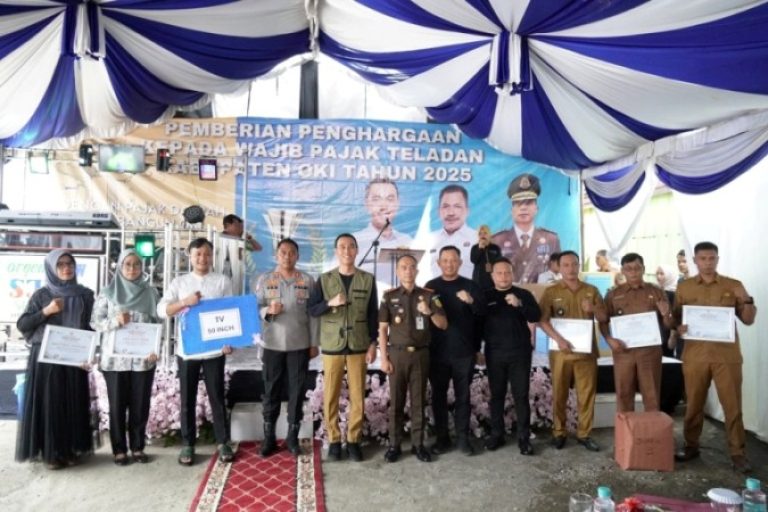 Pemerintah Kabupaten (Pemkab) Ogan Komering Ilir (OKI) memberikan penghargaan kepada enam wajib pajak teladan dalam acara Pemberian Penghargaan Wajib Pajak Teladan Kabupaten OKI Tahun 2025, yang digelar di Rumah Makan Dapur Ma’e, pada hari Senin, tanggal 19 Mei 2025. (BEKISARMEDIA.ID/SIKUMBANG)