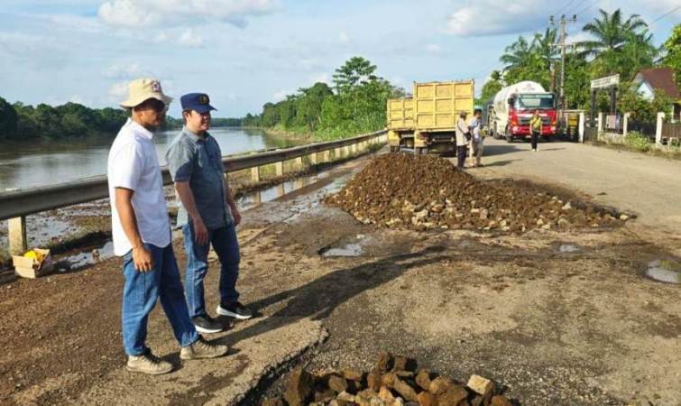 Pemerintah Kecamatan Babat Toman bergerak cepat menindaklanjuti keluhan masyarakat terkait jalan berlubang di Desa Sugiwaras, dengan menggelar kegiatan gotong royong perbaikan jalan pada hari Jum'at, tanggal 16 Mei 2025. (BEKISARMEDIA.ID/SIKUMBANG)