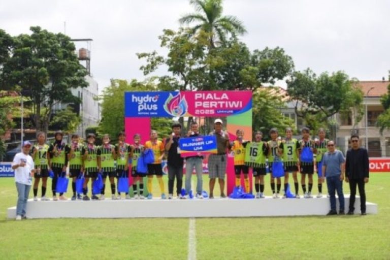 Tim Meta Football berhasil keluar sebagai juara HYDROPLUS Piala Pertiwi 2025 Regional Surabaya kategori U14 setelah mengalahkan Bulog Jatim dengan skor tipis 1-0 di partai final yang digelar pada Minggu, 18 Mei 2025 di Lapangan Sepak Bola Bogowonto. (foto : PSSI.org)