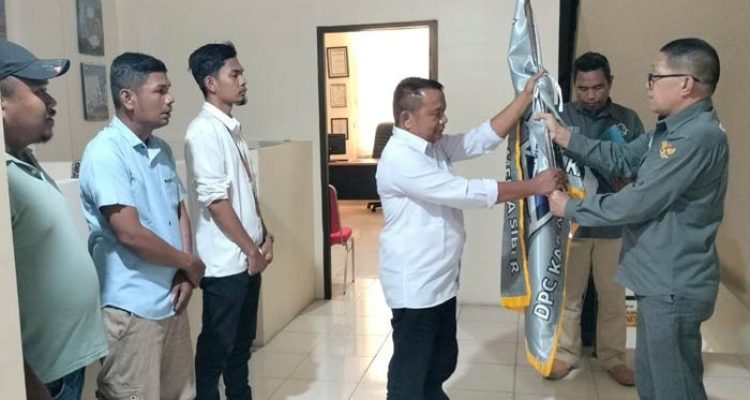 Organisasi Pro Jurnalismedia Siber (PJS) terus memperluas eksistensinya. Kali ini, giliran Dewan Pimpinan Cabang (DPC) PJS Kabupaten Rokan Hulu (Rohul) yang resmi dilantik di Sekretariat DPD PJS Riau, Kota Pekanbaru, pada hari Rabu, tanggal 28 Mei 2025. (BEKISARMEDIA.ID/AYAS)