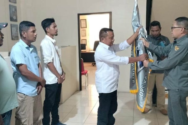 Organisasi Pro Jurnalismedia Siber (PJS) terus memperluas eksistensinya. Kali ini, giliran Dewan Pimpinan Cabang (DPC) PJS Kabupaten Rokan Hulu (Rohul) yang resmi dilantik di Sekretariat DPD PJS Riau, Kota Pekanbaru, pada hari Rabu, tanggal 28 Mei 2025. (BEKISARMEDIA.ID/AYAS)