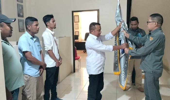 Organisasi Pro Jurnalismedia Siber (PJS) terus memperluas eksistensinya. Kali ini, giliran Dewan Pimpinan Cabang (DPC) PJS Kabupaten Rokan Hulu (Rohul) yang resmi dilantik di Sekretariat DPD PJS Riau, Kota Pekanbaru, pada hari Rabu, tanggal 28 Mei 2025. (BEKISARMEDIA.ID/AYAS)
