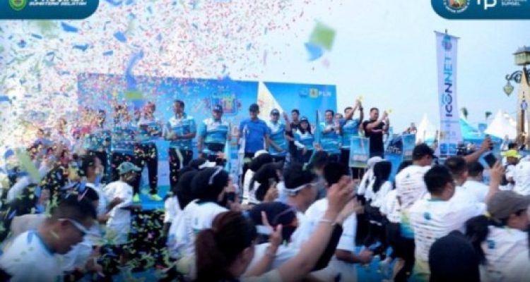 Ribuan warga memadati kawasan Benteng Kuto Besak (BKB) Palembang, pada hari Minggu pagi, tanggal 25 Mei 2025, untuk mengikuti PLN Mobile Color Run 2025. (BEKISARMEDIA.ID/SIKUMBANG)