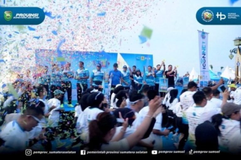 Ribuan warga memadati kawasan Benteng Kuto Besak (BKB) Palembang, pada hari Minggu pagi, tanggal 25 Mei 2025, untuk mengikuti PLN Mobile Color Run 2025. (BEKISARMEDIA.ID/SIKUMBANG)