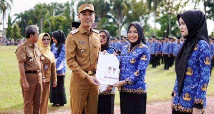 Sebanyak 490 tenaga non-ASN (Aparatur Sipil Negara) di Kabupaten Ogan Komering Ilir (OKI) resmi dilantik menjadi Pegawai Pemerintah dengan Perjanjian Kerja (PPPK) oleh Bupati OKI, H. Muchendi, dalam upacara yang berlangsung di halaman Kantor Bupati OKI, pada hari Senin, tanggal 20 Mei 2025. (BEKISARMEDIA.ID/SIKUMBANG)