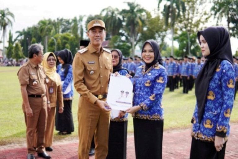Sebanyak 490 tenaga non-ASN (Aparatur Sipil Negara) di Kabupaten Ogan Komering Ilir (OKI) resmi dilantik menjadi Pegawai Pemerintah dengan Perjanjian Kerja (PPPK) oleh Bupati OKI, H. Muchendi, dalam upacara yang berlangsung di halaman Kantor Bupati OKI, pada hari Senin, tanggal 20 Mei 2025. (BEKISARMEDIA.ID/SIKUMBANG)