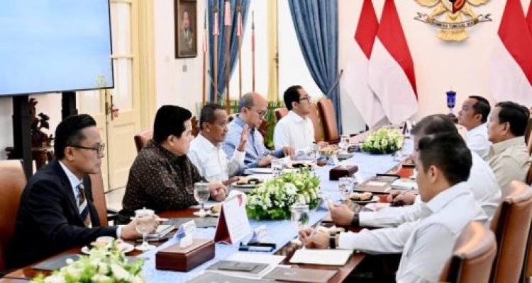 Presiden Republik Indonesia, Prabowo Subianto, memimpin rapat terbatas bersama sejumlah menteri Kabinet Merah Putih di Istana Merdeka, Jakarta, pada Kamis, 22 Mei 2025, membahas kelanjutan proyek hilirisasi baterai kendaraan listrik. (foto : BPMI Setpres/Cahyo)