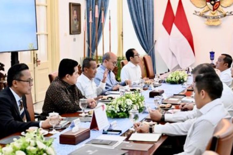 Presiden Republik Indonesia, Prabowo Subianto, memimpin rapat terbatas bersama sejumlah menteri Kabinet Merah Putih di Istana Merdeka, Jakarta, pada Kamis, 22 Mei 2025, membahas kelanjutan proyek hilirisasi baterai kendaraan listrik. (foto : BPMI Setpres/Cahyo)