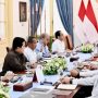 Presiden Republik Indonesia, Prabowo Subianto, memimpin rapat terbatas bersama sejumlah menteri Kabinet Merah Putih di Istana Merdeka, Jakarta, pada Kamis, 22 Mei 2025, membahas kelanjutan proyek hilirisasi baterai kendaraan listrik. (foto : BPMI Setpres/Cahyo)