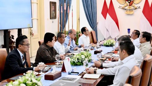 Presiden Republik Indonesia, Prabowo Subianto, memimpin rapat terbatas bersama sejumlah menteri Kabinet Merah Putih di Istana Merdeka, Jakarta, pada Kamis, 22 Mei 2025, membahas kelanjutan proyek hilirisasi baterai kendaraan listrik. (foto : BPMI Setpres/Cahyo)