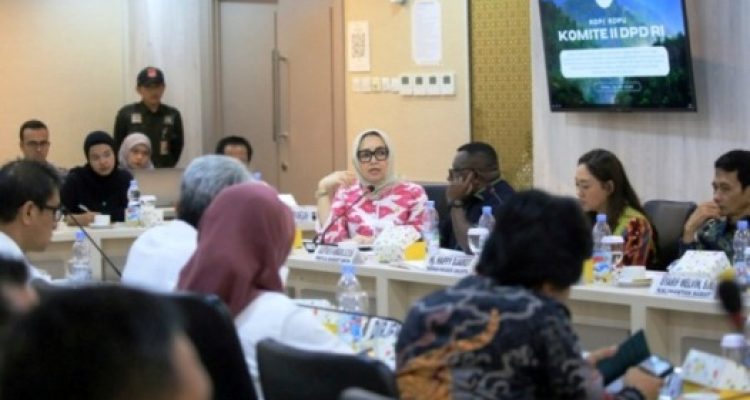 Eva Susanti menghadiri Rapat Dengar Pendapat Umum (RDPU) Komite II DPD RI bersama Dirjen Planologi Kehutanan dan Tata Lingkungan serta Direktur Pengelolaan Perubahan Iklim Kementerian Lingkungan Hidup di Kompleks Parlemen Senayan, pada hari Selasa, tanggal 14 Mei 2025. (BEKISARMEDIA.ID/SIKUMBANG)