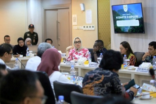 Eva Susanti menghadiri Rapat Dengar Pendapat Umum (RDPU) Komite II DPD RI bersama Dirjen Planologi Kehutanan dan Tata Lingkungan serta Direktur Pengelolaan Perubahan Iklim Kementerian Lingkungan Hidup di Kompleks Parlemen Senayan, pada hari Selasa, tanggal 14 Mei 2025. (BEKISARMEDIA.ID/SIKUMBANG)
