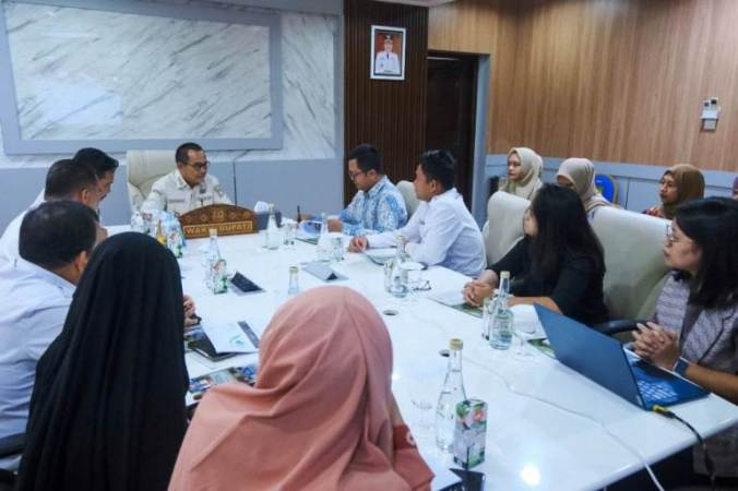 Wakil Bupati Muba, Rohman, saat menerima kunjungan Sekretariat Lingkar Temu Kabupaten Lestari (LTKL) di Ruang Rapat Wakil Bupati, pada hari Rabu, tanggal 28 Mei 2025. (BEKISARMEDIA.ID/APRIZAL)