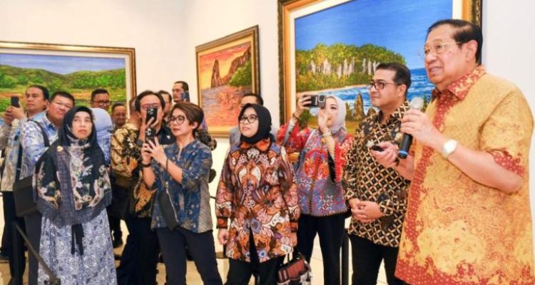 Presiden ke 6 Republik Indonesia, Susilo Bambang Yudhoyono (SBY), menerima Kunjungan Kerja (Kunker) Kementerian Ekonomi Kreatif (Kemen Ekraf) Republik Indonesia di Cikeas Art Gallery, kediamannya di Puri Cikeas, Kabupaten Bogor, pada hari Selasa, tanggal 14 Mei 2025. (BEKISARMEDIA.ID/SIKUMBANG)