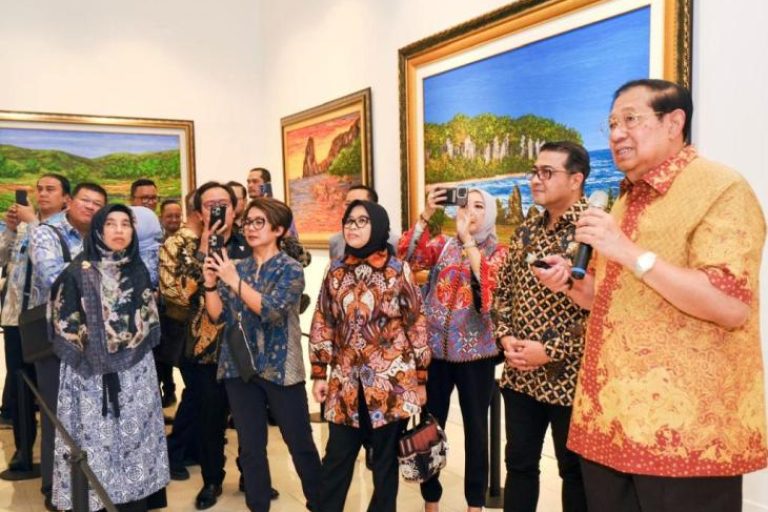 Presiden ke 6 Republik Indonesia, Susilo Bambang Yudhoyono (SBY), menerima Kunjungan Kerja (Kunker) Kementerian Ekonomi Kreatif (Kemen Ekraf) Republik Indonesia di Cikeas Art Gallery, kediamannya di Puri Cikeas, Kabupaten Bogor, pada hari Selasa, tanggal 14 Mei 2025. (BEKISARMEDIA.ID/SIKUMBANG)