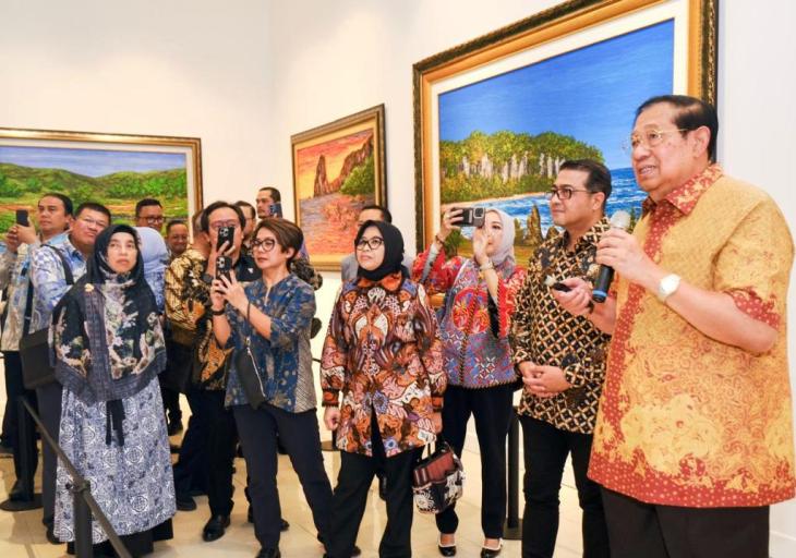 Presiden ke 6 Republik Indonesia, Susilo Bambang Yudhoyono (SBY), menerima Kunjungan Kerja (Kunker) Kementerian Ekonomi Kreatif (Kemen Ekraf) Republik Indonesia di Cikeas Art Gallery, kediamannya di Puri Cikeas, Kabupaten Bogor, pada hari Selasa, tanggal 14 Mei 2025. (BEKISARMEDIA.ID/SIKUMBANG)