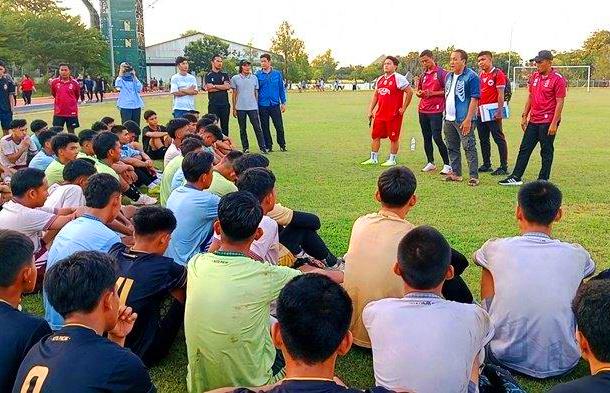 Tim Elite Pro Academy (EPA) Sriwijaya FC U-20 berhasil meraih kemenangan 2-1 atas Farmel Hatta, dalam laga uji coba yang digelar di Stadion Letjen Harun Sohar Jasdam II/Sriwijaya, hari Jum'at sore, tanggal 23 Mei 2025. (BEKISARMEDIA.ID/TRY)