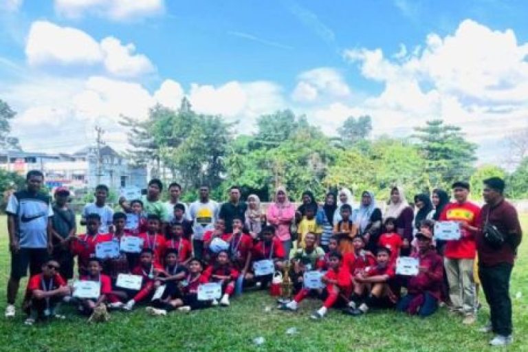 orang tua, pemain, manajemen, dan pelatih SSB PSS setelah gelaran Perisai Cup U-14 2025 yang berlangsung di Lapangan Sepak Bola Perisai, Sukarami, pada hari Minggu, tanggal 25 Mei 2025. (BEKISARMEDIA.ID/SIKUMBANG)