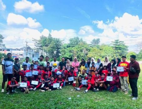 orang tua, pemain, manajemen, dan pelatih SSB PSS setelah gelaran Perisai Cup U-14 2025 yang berlangsung di Lapangan Sepak Bola Perisai, Sukarami, pada hari Minggu, tanggal 25 Mei 2025. (BEKISARMEDIA.ID/SIKUMBANG)