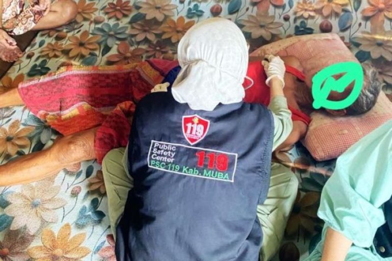 Tim PSC 119 melakukan pemeriksaan awal di rumah Mustari, yang mengeluhkan adanya benjolan di perut. (BEKISARMEDIA.ID/APRIZAL)