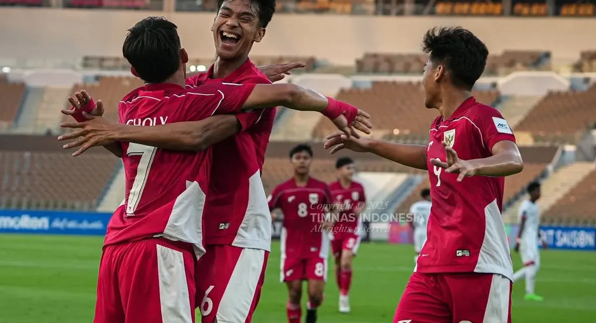 Pemain Tim Nasional Sepak Bola Indonesia merayakan keberhasilan menciptakan gol pada Piala Asia U-17 tahun 2025 yang digelar di Arab Saudi. (BEKISARMEDIA/PSSI.ORG)
