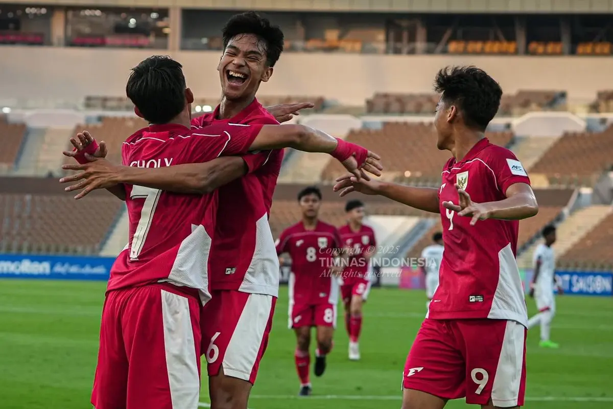 Pemain Tim Nasional Sepak Bola Indonesia merayakan keberhasilan menciptakan gol pada Piala Asia U-17 tahun 2025 yang digelar di Arab Saudi. (BEKISARMEDIA/PSSI.ORG)
