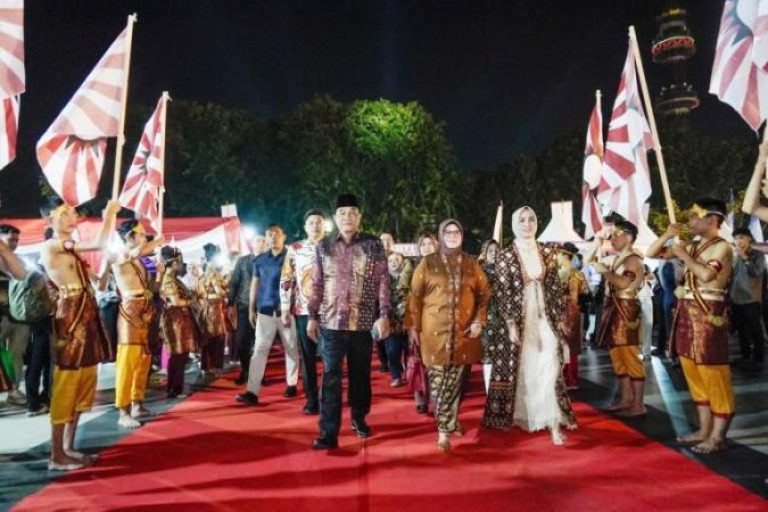 Bupati Muba, M. Toha, menghadiri Festival Sriwijaya ke 33 yang resmi dibuka dengan penuh semarak pada hari Jum'at malam, tanggal 16 Mei 2025, di Pelataran Monpera, Palembang, Sumatera Selatan. (BEKISARMEDIA.ID/SIKUMBANG)