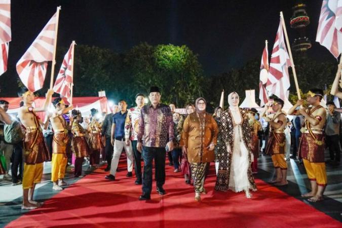 Bupati Muba, M. Toha, menghadiri Festival Sriwijaya ke 33 yang resmi dibuka dengan penuh semarak pada hari Jum'at malam, tanggal 16 Mei 2025, di Pelataran Monpera, Palembang, Sumatera Selatan. (BEKISARMEDIA.ID/SIKUMBANG)