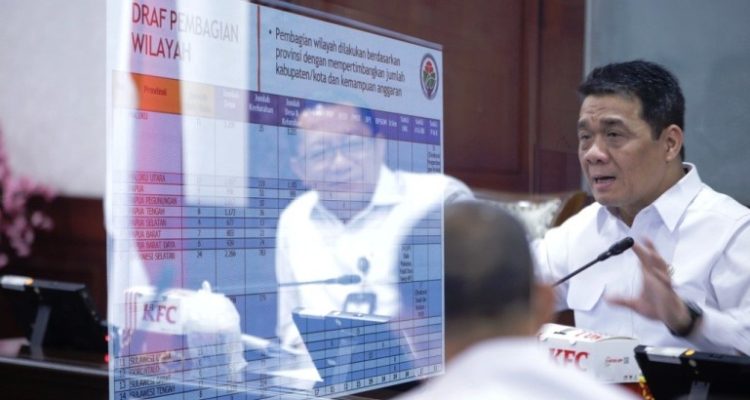 Ahmad Riza Patria saat memimpin Rapat Koordinasi (Rakor) di Kantor Kementerian Desa dan Pembangunan Daerah Tertinggal (Kemendes PDT) Republik Indonesia, Kalibata, pada hari Rabu, tanggal 7 Mei 2025. (foto : didi/kemendesa pdt)
