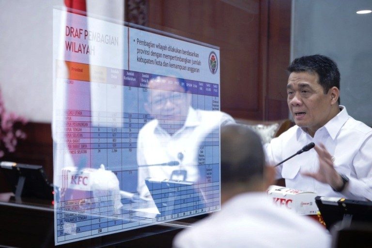 Ahmad Riza Patria saat memimpin Rapat Koordinasi (Rakor) di Kantor Kementerian Desa dan Pembangunan Daerah Tertinggal (Kemendes PDT) Republik Indonesia, Kalibata, pada hari Rabu, tanggal 7 Mei 2025. (foto : didi/kemendesa pdt)