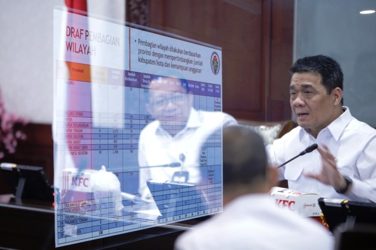 Ahmad Riza Patria saat memimpin Rapat Koordinasi (Rakor) di Kantor Kementerian Desa dan Pembangunan Daerah Tertinggal (Kemendes PDT) Republik Indonesia, Kalibata, pada hari Rabu, tanggal 7 Mei 2025. (foto : didi/kemendesa pdt)