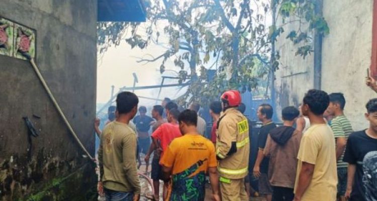Kolaborasi cepat antara tim Pemadam Kebakaran (Damkar), BPBD, Forkopimcam, Damkar PT Pertamina, serta warga Kecamatan Babat Toman, Kabupaten Musi Banyuasin (Muba), berhasil mengendalikan kebakaran hebat yang melalap satu unit rumah warga di Kelurahan Mangun Jaya pada hari Senin pagi, tanggal 19 Mei 2025. (BEKISARMEDIA.ID/SIKUMBANG)