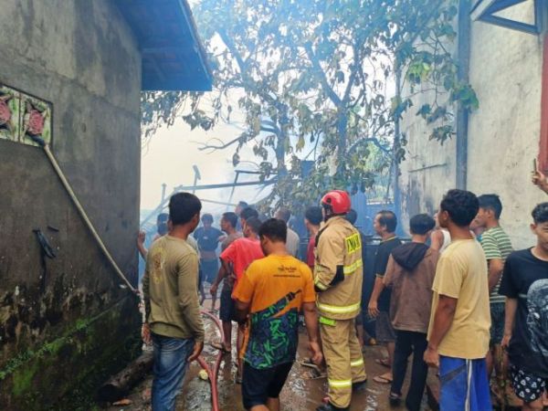 Kolaborasi cepat antara tim Pemadam Kebakaran (Damkar), BPBD, Forkopimcam, Damkar PT Pertamina, serta warga Kecamatan Babat Toman, Kabupaten Musi Banyuasin (Muba), berhasil mengendalikan kebakaran hebat yang melalap satu unit rumah warga di Kelurahan Mangun Jaya pada hari Senin pagi, tanggal 19 Mei 2025. (BEKISARMEDIA.ID/SIKUMBANG)