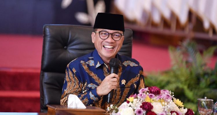 Menteri Desa dan Pembangunan Daerah Tertinggal (Mendes PDT) Republik Indonesia, Yandri Susanto, dalam rapat konsolidasi bersama Bupati, Camat, Kepala Desa, dan Pendamping Desa, se-Provinsi Jambi, di Kantor Gubernur Jambi, pada hari Minggu, tanggal 5 Januari 2025. (foto : dokumen kemendesa.go.id)